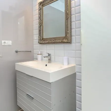 Apartman R.r.