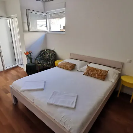 Apartment R.r. *